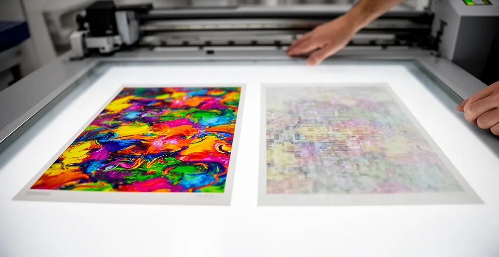 Comparaison entre un tirage imprimé réussi et un tirage pixellisé avec couleurs ternes